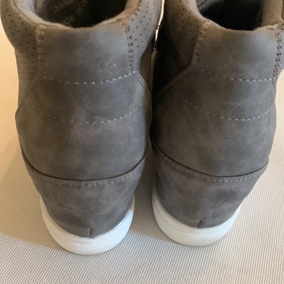 Wedge gray sneaker size woman’s 7 - Picture 3 of 4